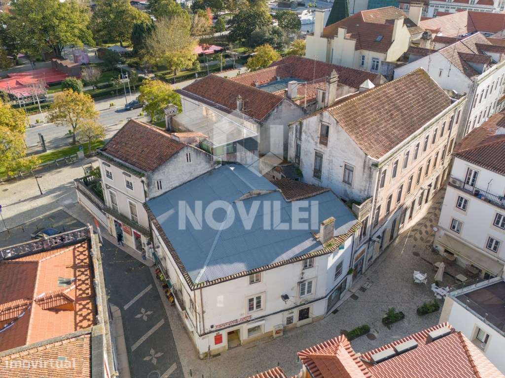 Prédio no Largo Paio Guterres, centro de Leiria. - Grande imagem: 4/16