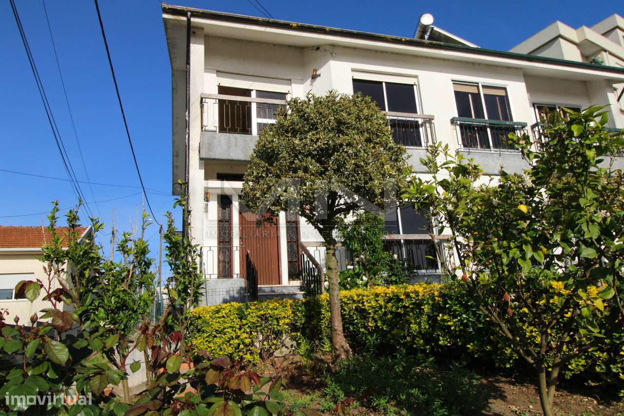 Moradia de 3 Frentes com Vista Panorâmica no Coração de Gondomar-50