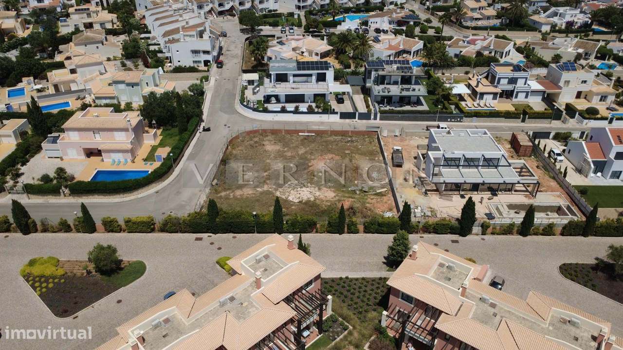 Terreno Urbano com Projeto Aprovado para Moradia T4 com Piscina no Mat-8