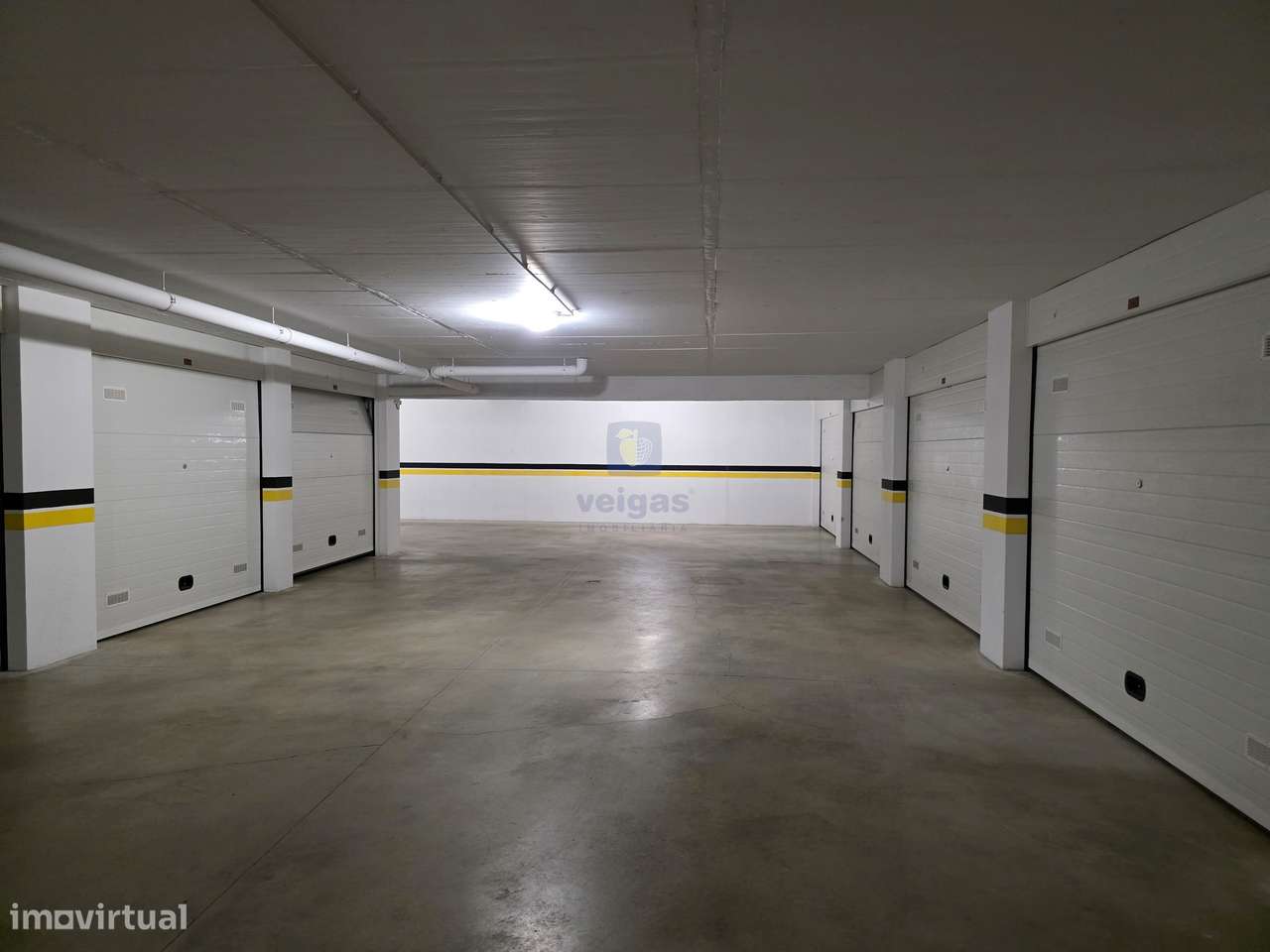 Apartamento semi-novo, T2, 2 WC, box p/ 2 carros e arrumos, em Leiria-29