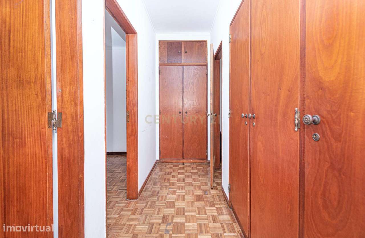 Apartamento T2 em Oeiras com Varanda e Boa Exposição Solar-11