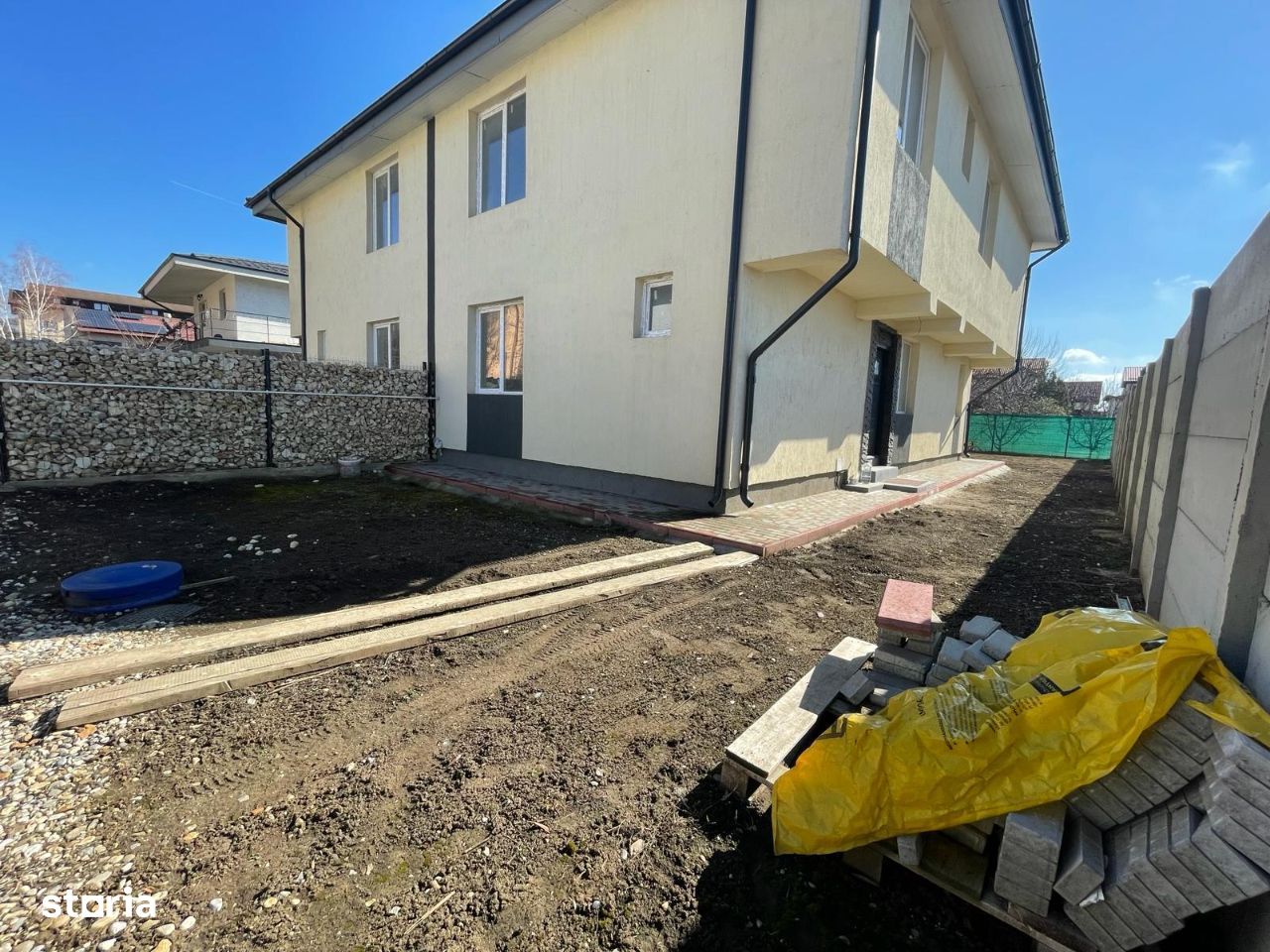 Casa 4 camere, 2 placi de beton, toate utilitatile, pozitie excelenta