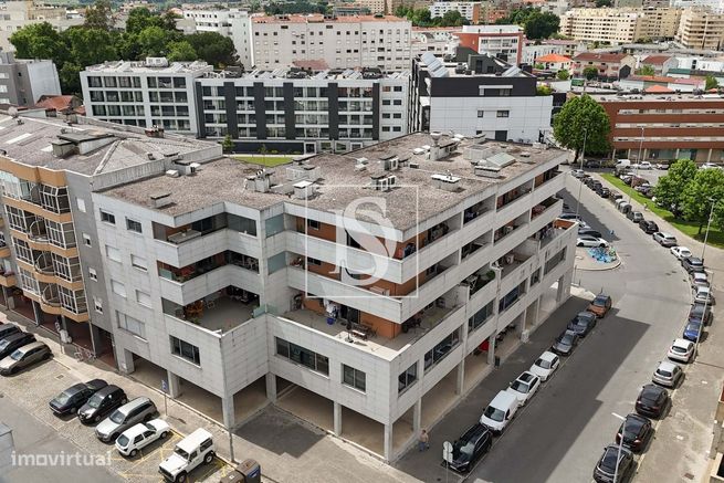 T3 c/ NOVO, Mobilado, c/ Terraço, Churrasqueira e Duas Garagens – Cent-2