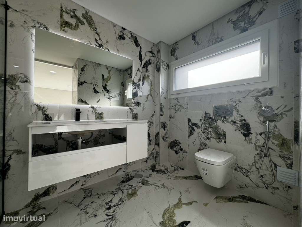 Moradia com 3 Suites, Garagem, Logradouro, Churrasqueira e Piscina-27