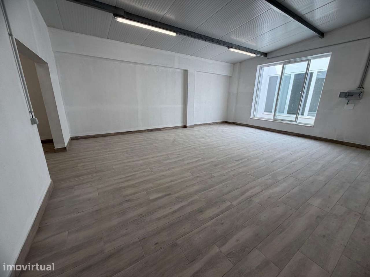 Armazém Totalmente Remodelado na Baixa da Banheira-14