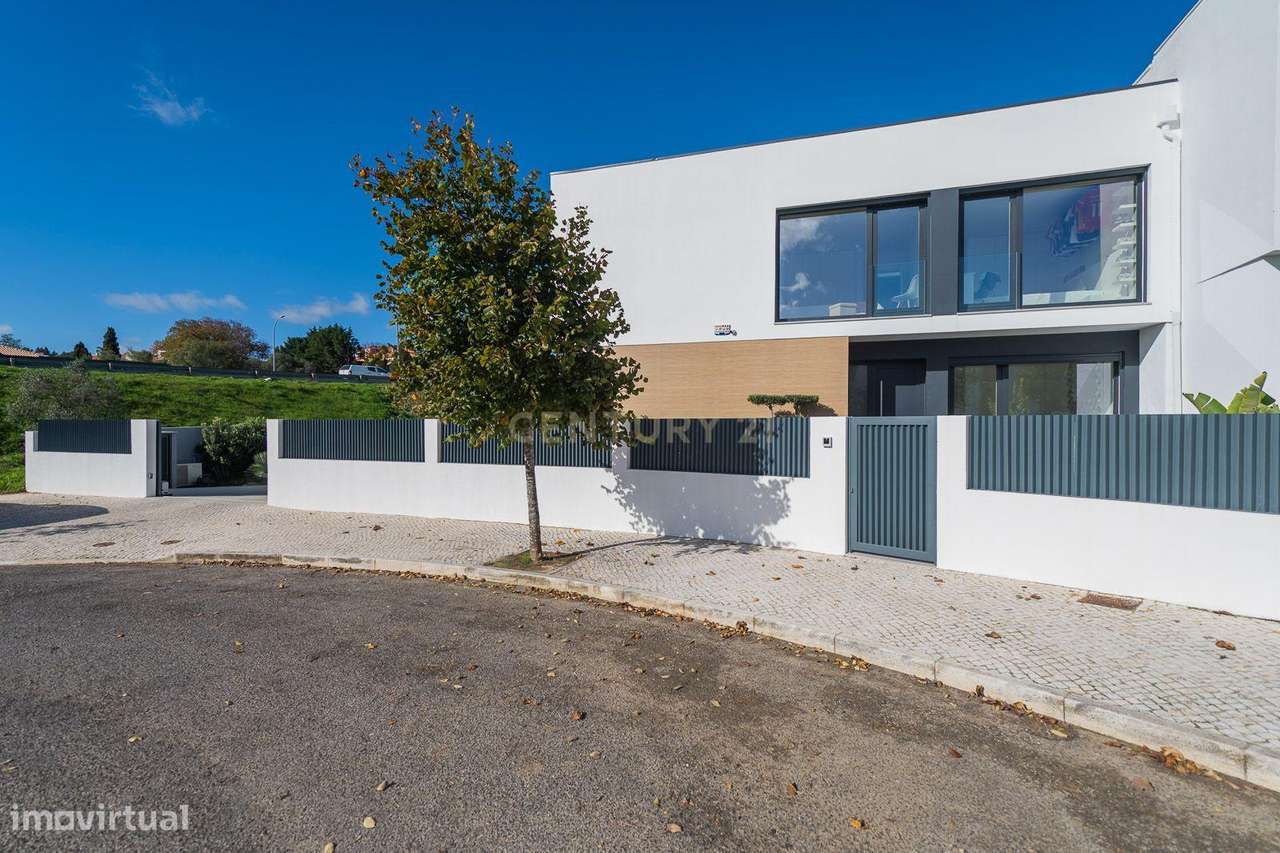 Excelente moradia geminada V4 em Urbanização nova na zona de Albarraqu-8