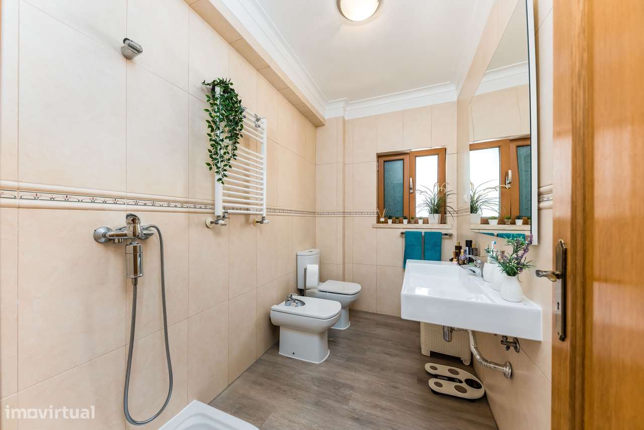 Moradia Isolada com 5 quartos| 2 Suite | Garagem e Sótão | 5m Metro-13