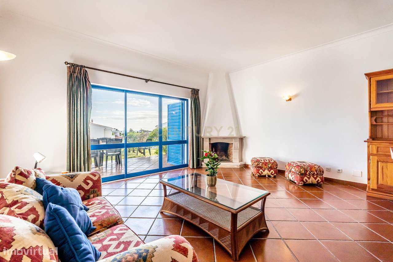 Moradia V2+1 com Piscina, Jardim Carport e Vista Mar em Localização Pr - Grande imagem: 4/43