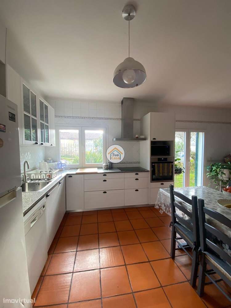 Moradia Geminada  de um dos lados do outro tem entarada e jardim em to-21