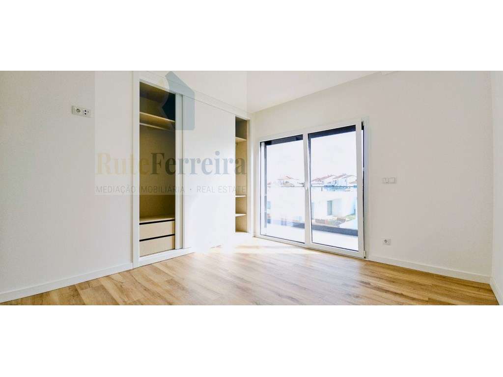 Espetacular Moradia T4 Nova, com Garagem e Logradouro!-21