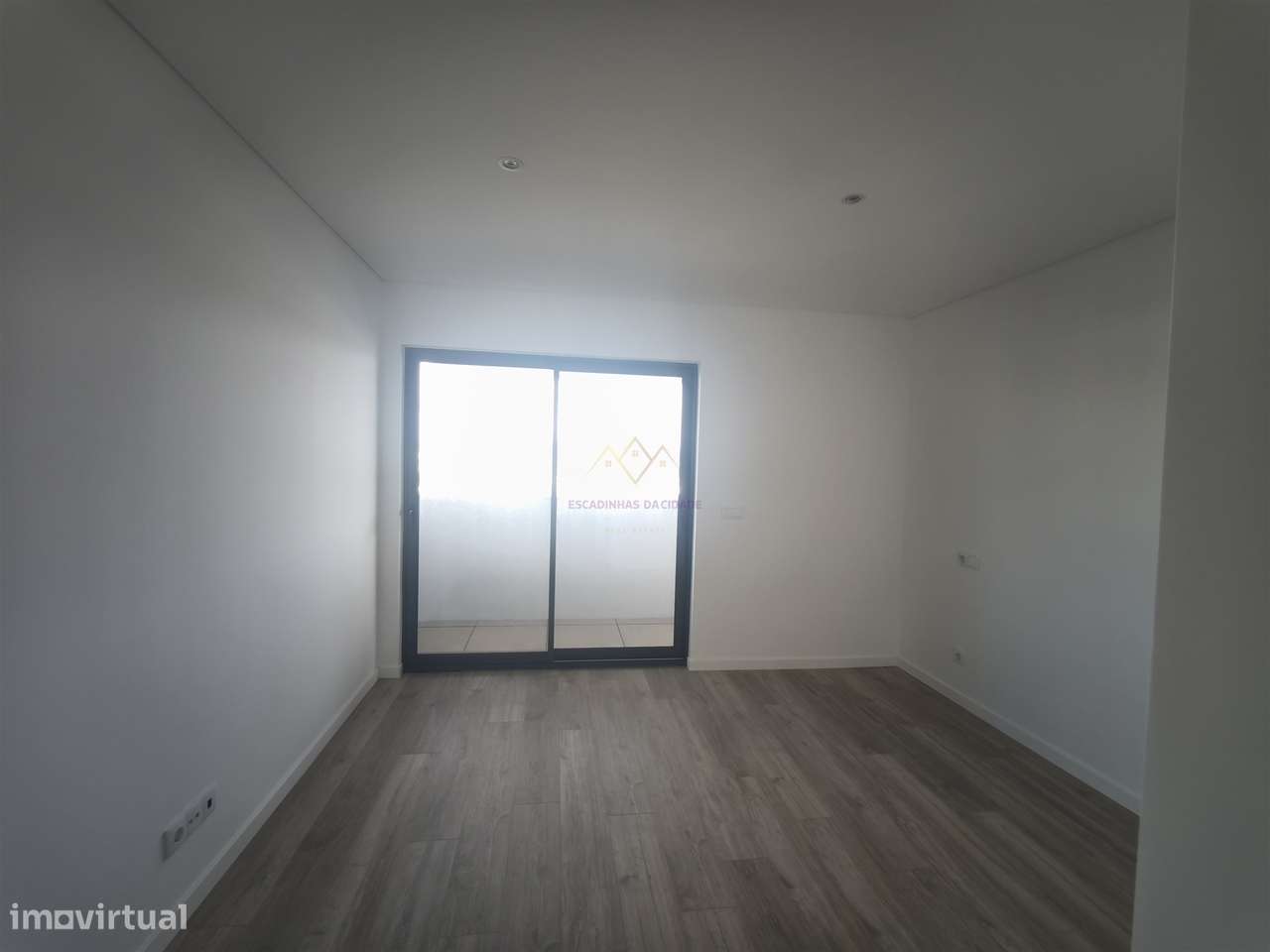 Elegância e Conforto em Carnaxide: T2 com Varandas, 2 Lugares de Garag-27