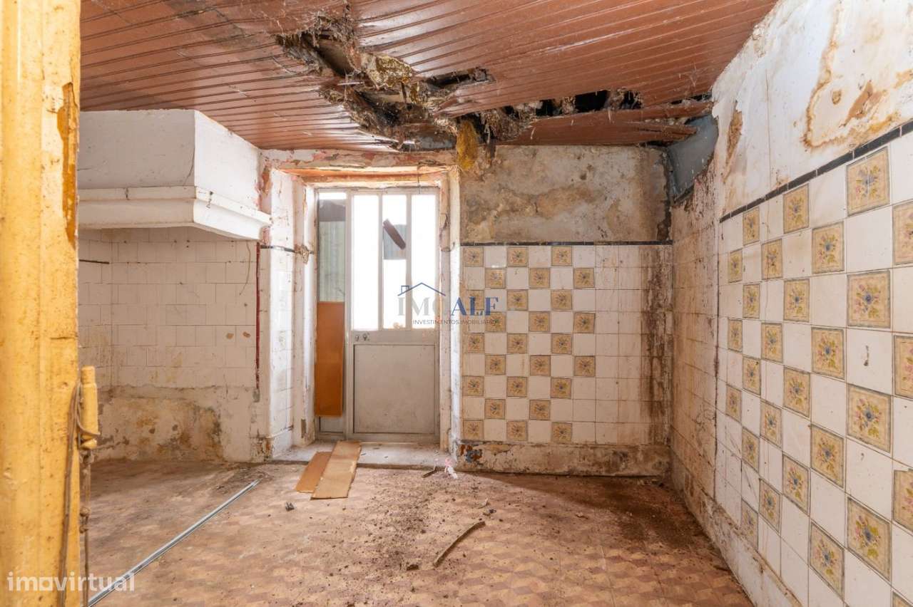 Predios para reabilitação no coração do Montijo-22
