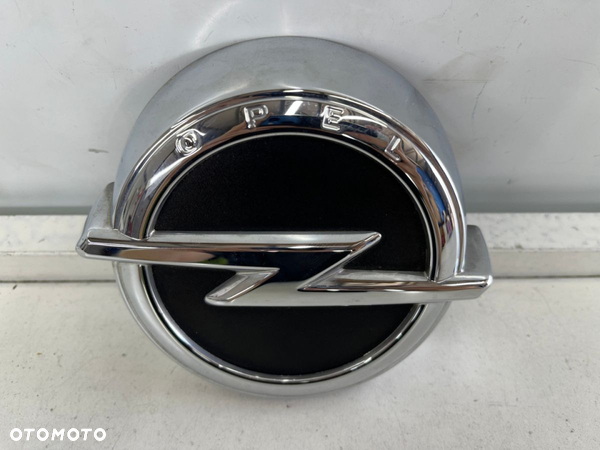 Klamka Opel Corsa E przycisk znaczek emblemat mikrostyk klapy bagażnika 563697283 - 2