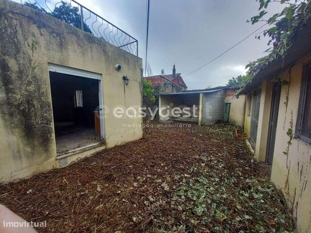 Moradia T3 com logradouro, para recuperar, perto do centro da Maceira - Grande imagem: 4/22