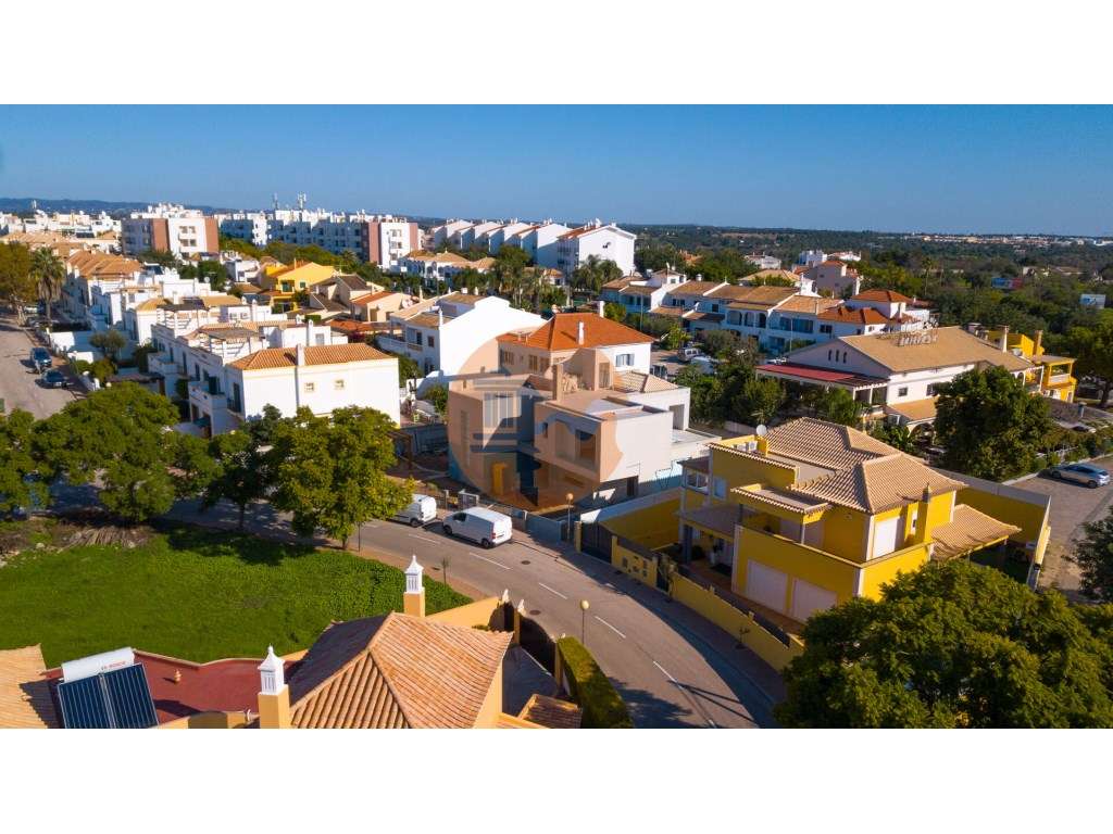 Moradia Isolada V4 com Piscina em Construção-32