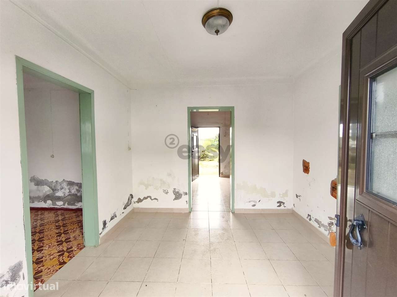 Moradia T2 com anexos e amplo quintal nas Fornalhas Velhas - Grande imagem: 3/34