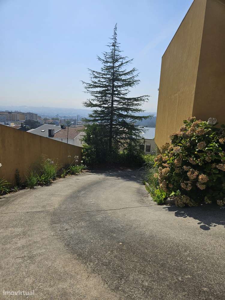 Lindíssima Moradia T6 de quatro frentes-34