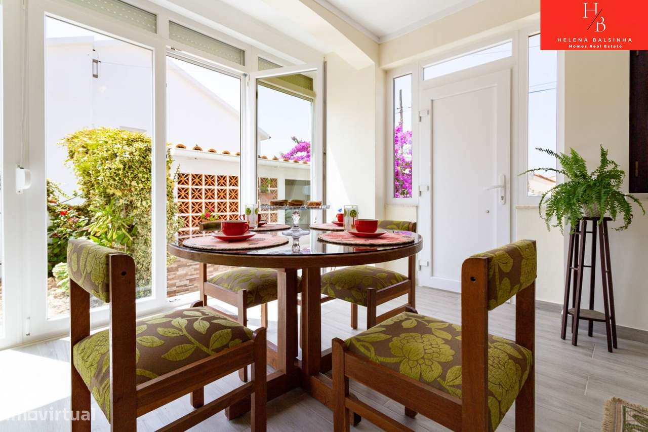 Bonita moradia V6, situada nos Casais de São Lourenço, junto à pra-16