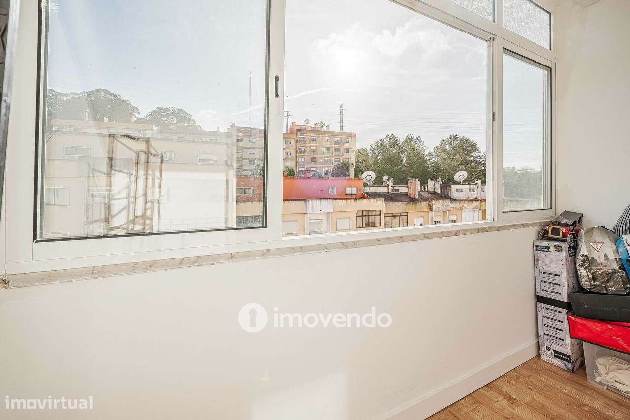 Apartamento T2 totalmente remodelado, com cozinha equipada, em Belas-24