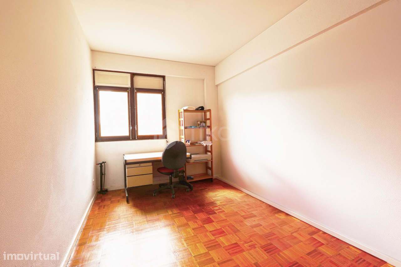 T4 COM 3 FRENTES SOLARES E ÁREAS ACIMA DA MÉDIA | METRO DE CHELAS-15