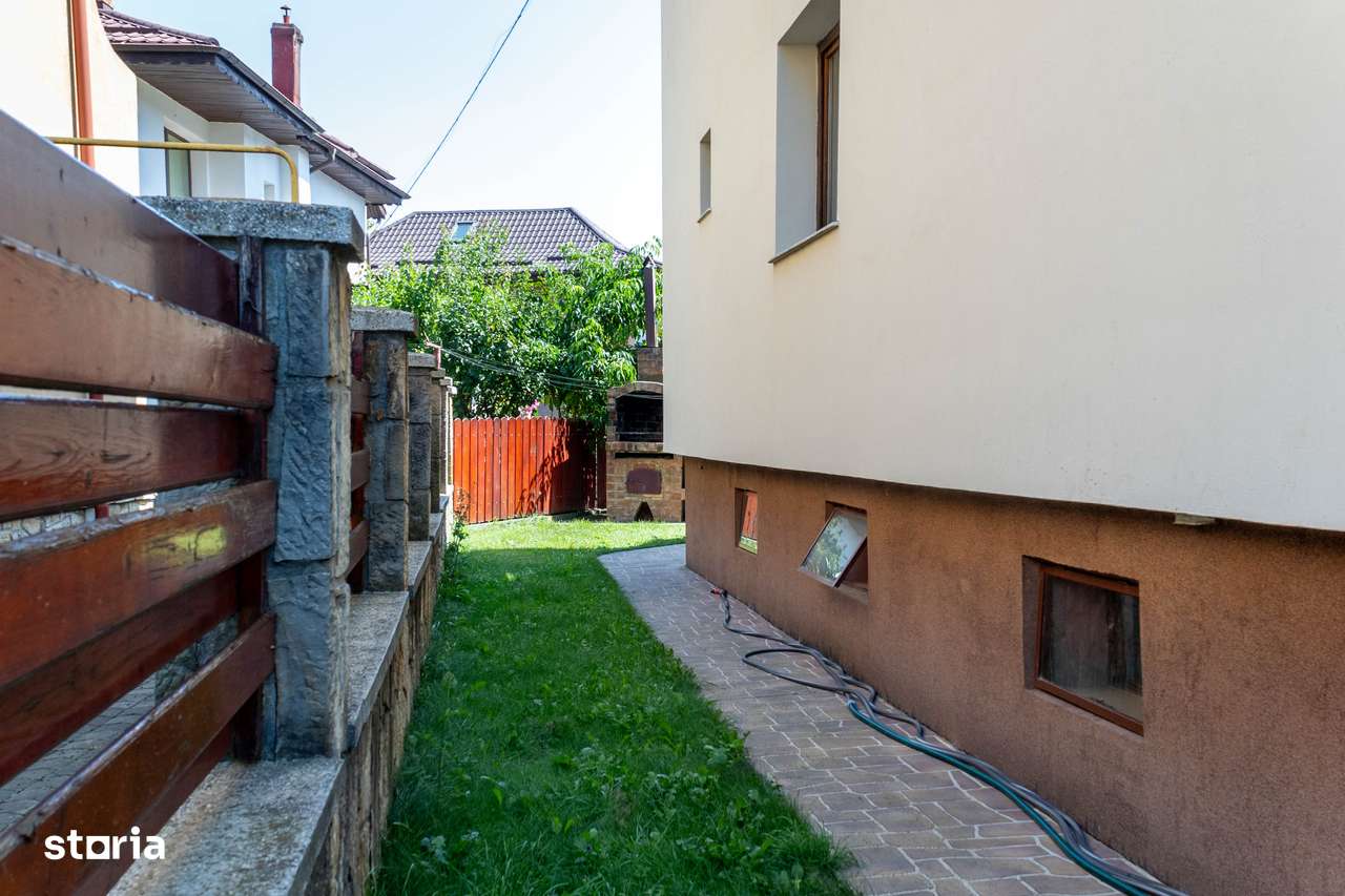 Casa de familie. Panouri fotovoltaice, garaj 2 masini, izolata recent - Imagine principală: 5/11