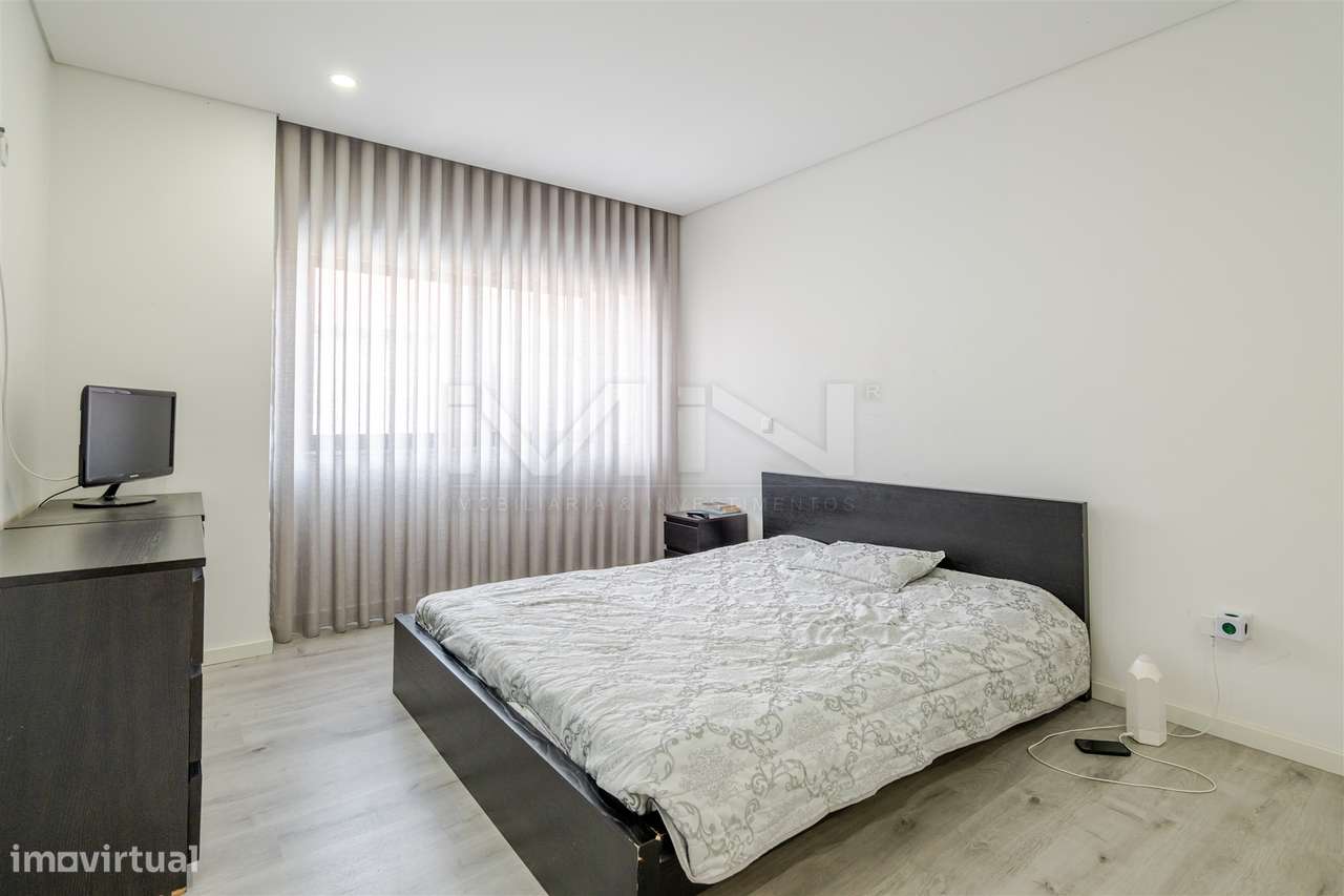 Moradia T4 de 4 Frentes: Elegância e Versatilidade a 2km do Freixo-16