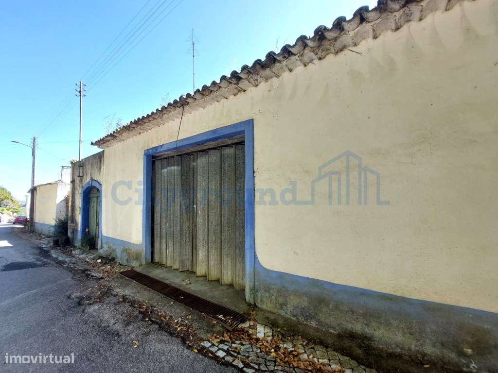 Moradia com armazém, terraço e pátio para recuperação-18