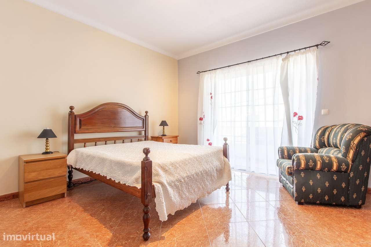 Moradia Bifamiliar com 2 Apartamentos T1 para Habitação e Rendimento-36