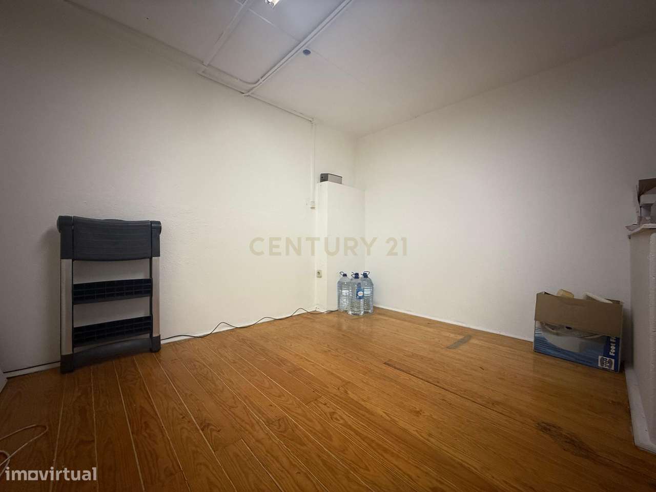 Loja totalmente equipada  – Santo António dos Cavaleiros-33