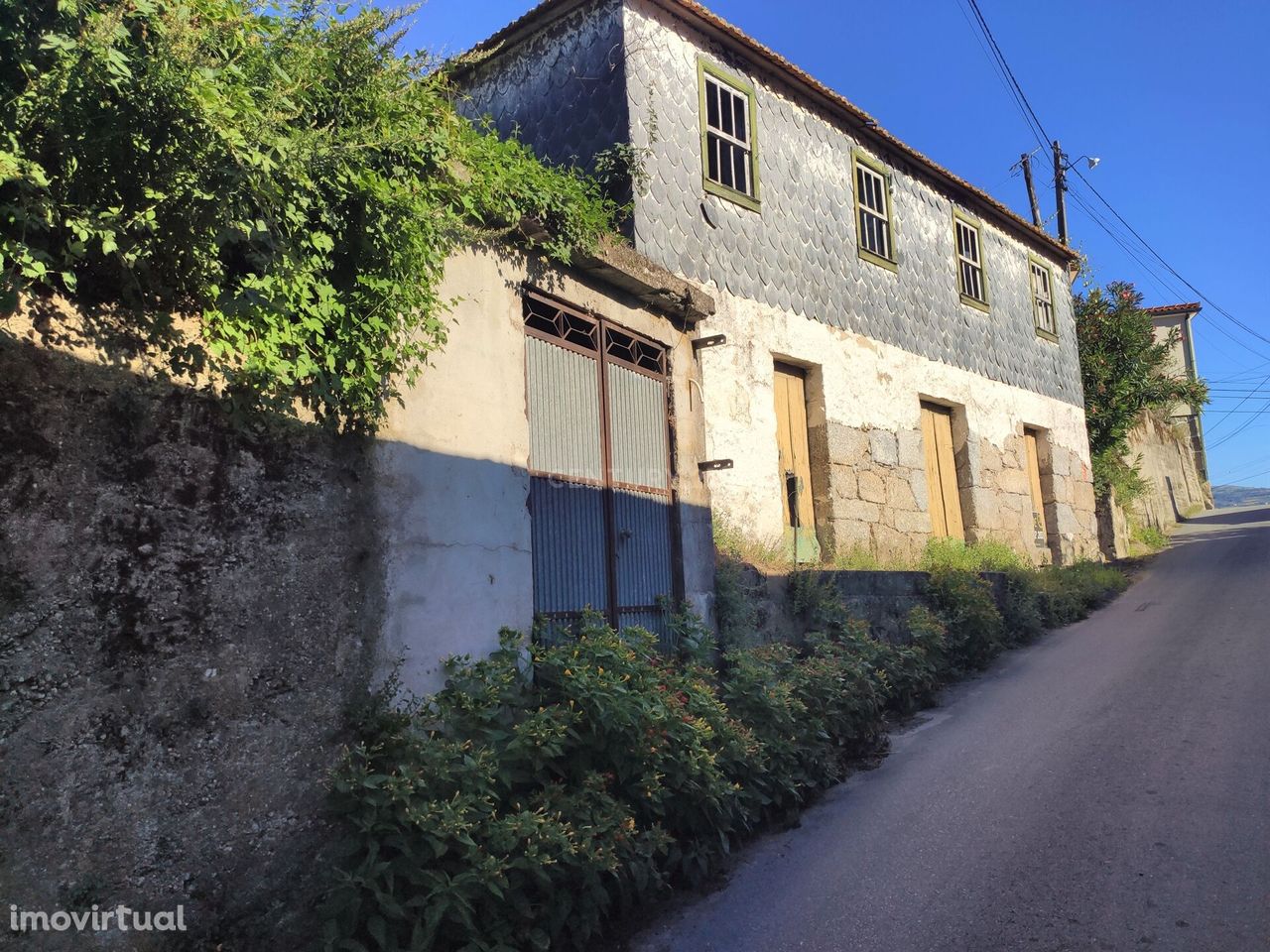 Moradia com água  e terreno de construção e agrícola  no centro de San