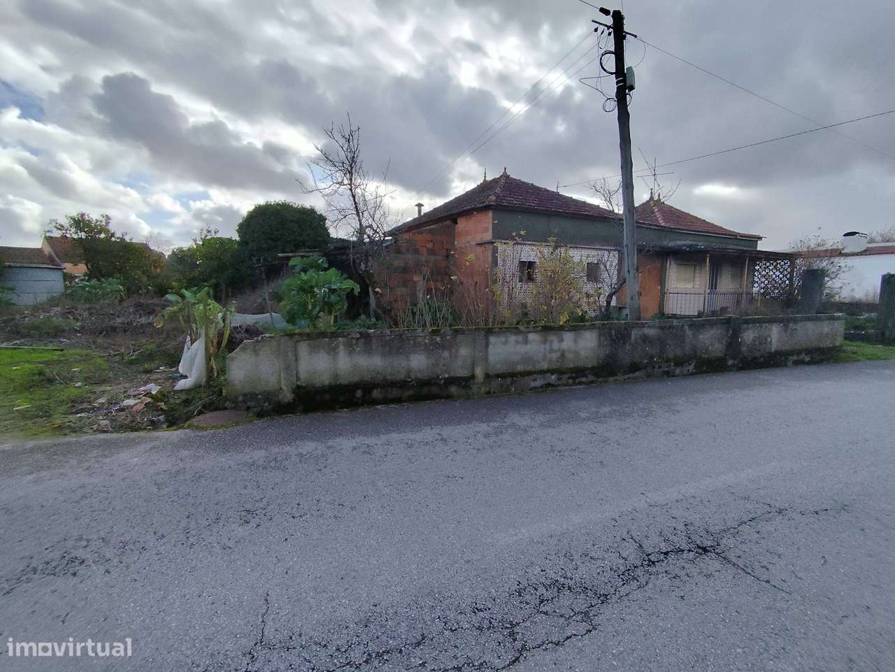 Moradia para Restaurar com Terreno – Excelente Potencial Construtivo - Grande imagem: 4/7