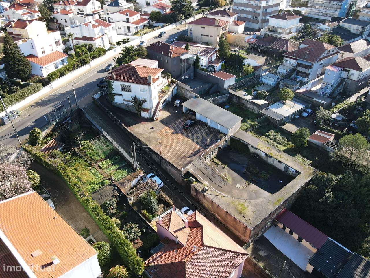 Moradia ao Hospital Santos Silva - com garagens, anexos e espaço de gr - Grande imagem: 2/34