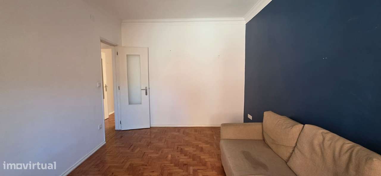 Apartamento T1 Renovado Laranjeiro-10