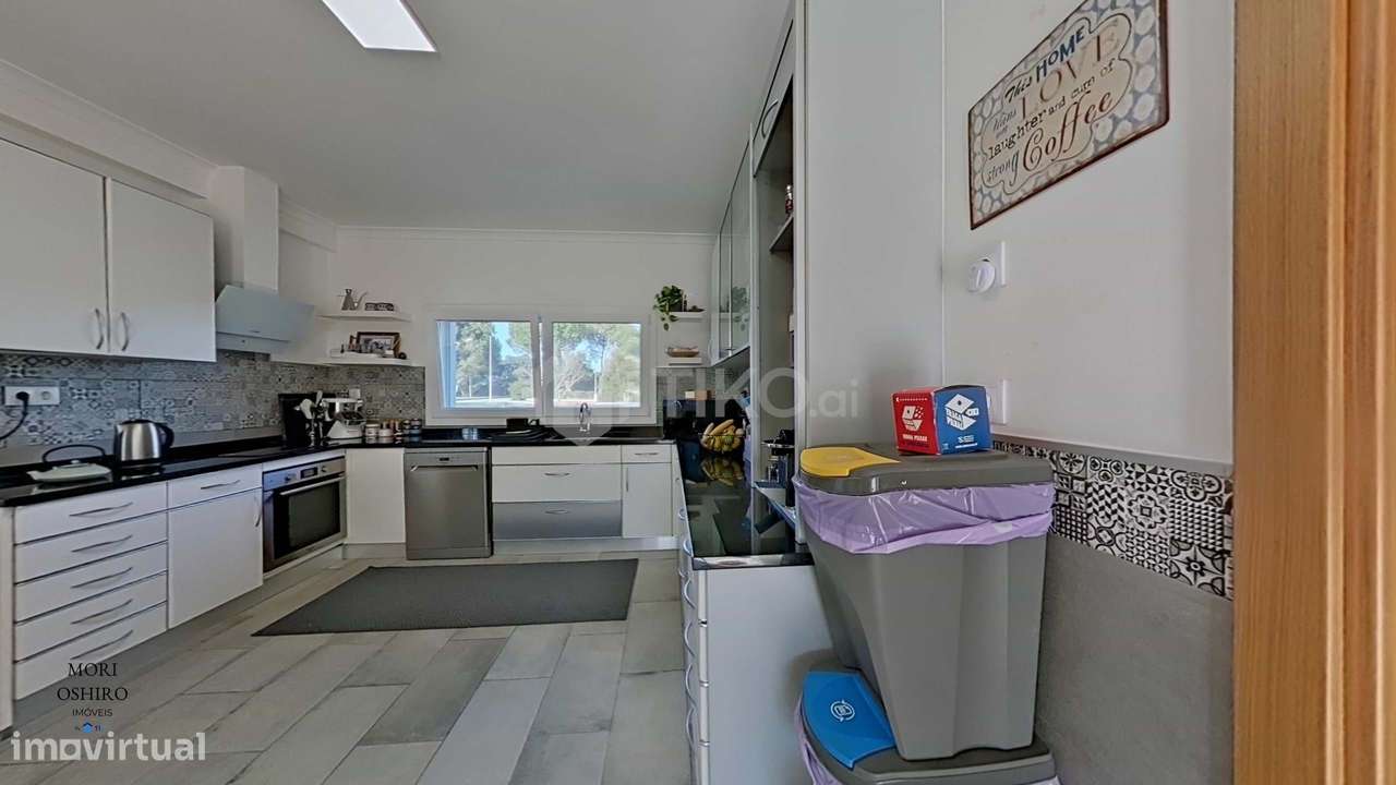 MORADIA T4 218M² EM TERRENO 1.044M² COM PISCINA EM CONDOMÍNIO GOLFE SA-24