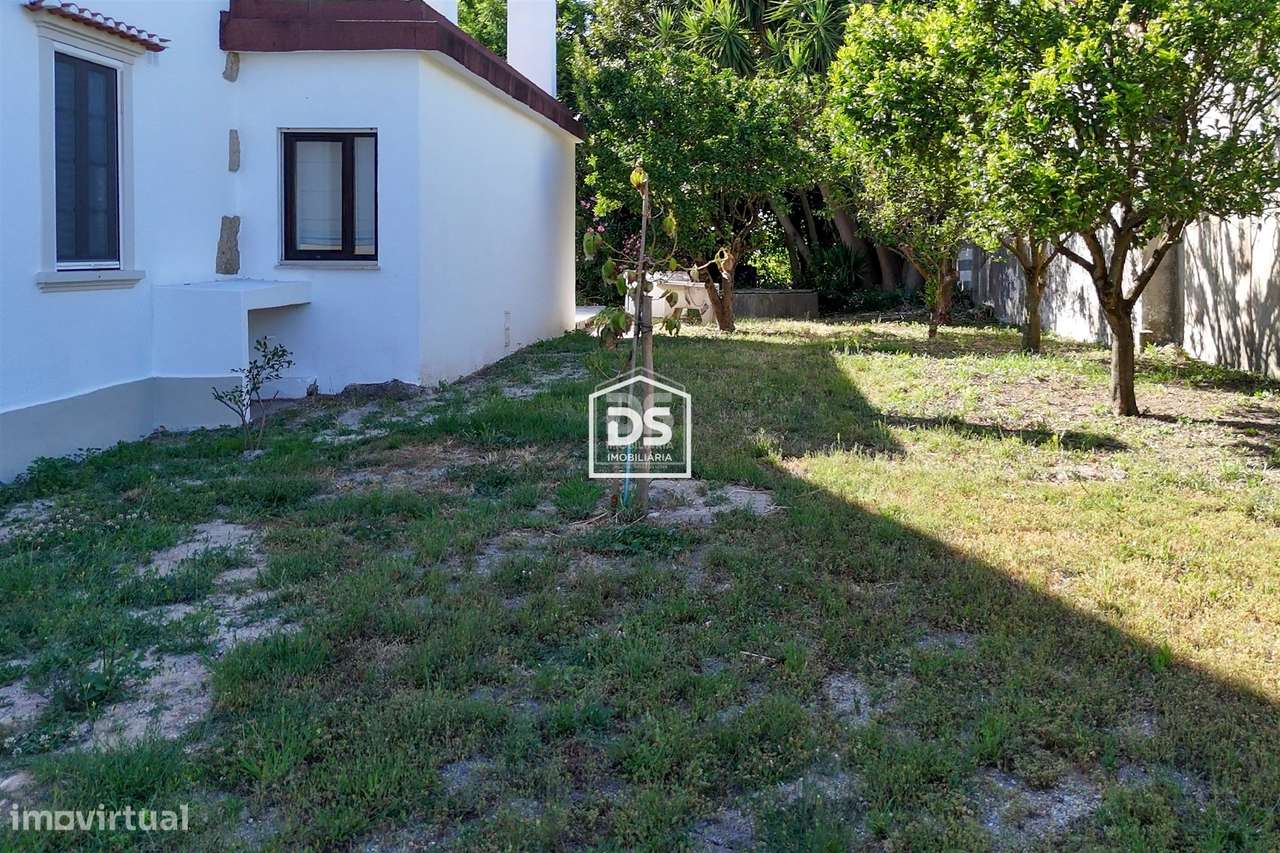 Moradia T4 + T1 com amplo terreno e espaços de lazer em Juncal, Porto-7
