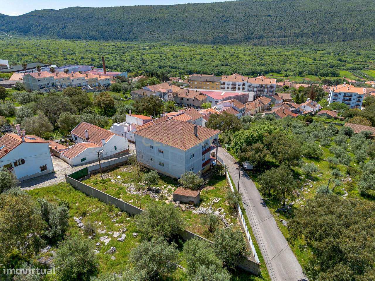 Prédio com 2 apartamentos+garagem+terreno-53