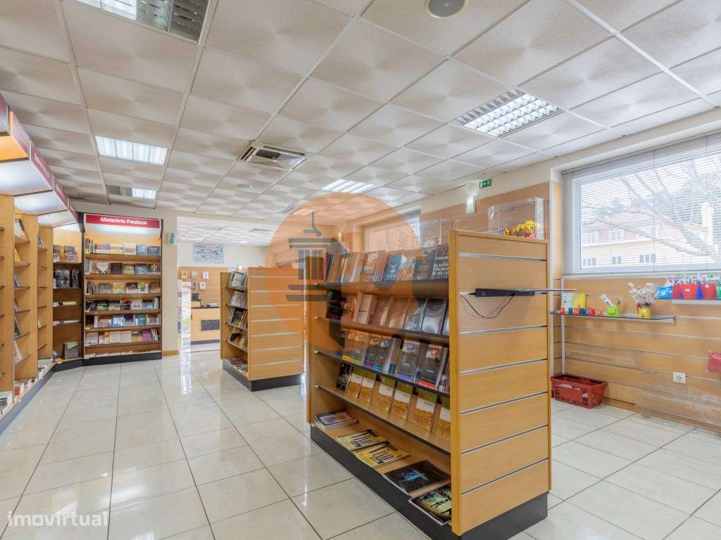 Moradia T5+5+2 no Areeiro (Avenida Almirante Gago Coutinho) - Grande imagem: 3/60