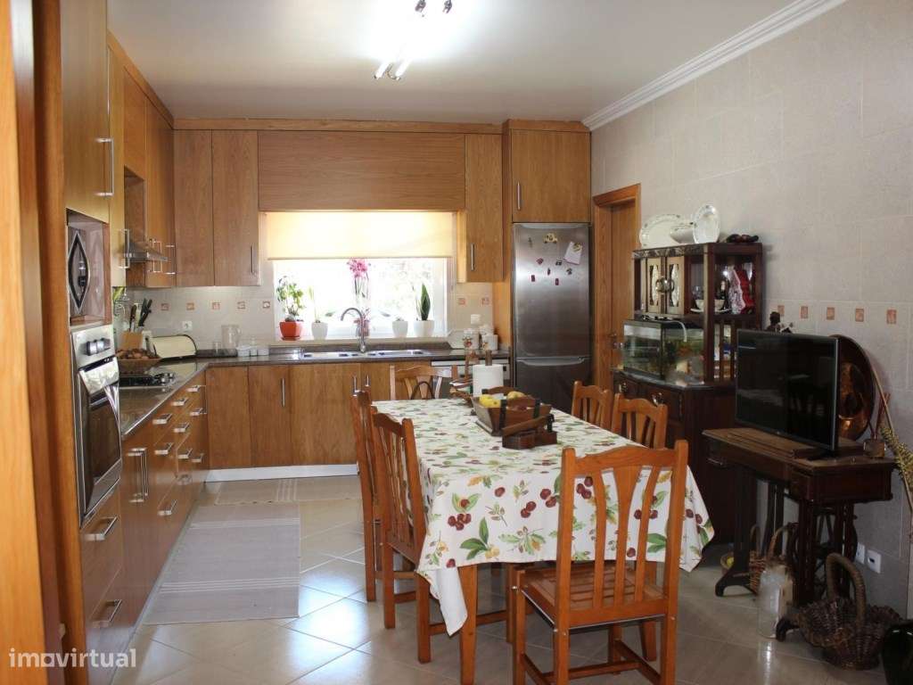 Moradia T5 com grandes áreas em zona muito tranquila de Rio Maior-28