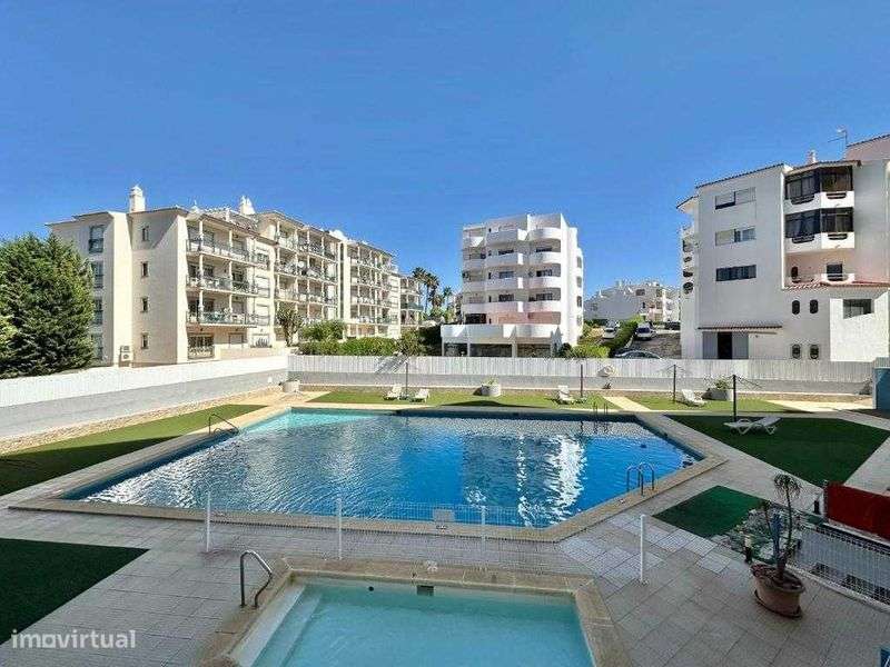 T2 renovado e mobilado com piscina