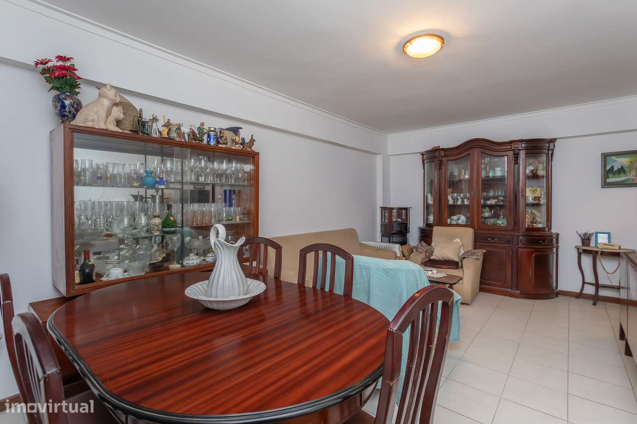 Excelente apartamento T2, situado na Tapada das Mercês-5