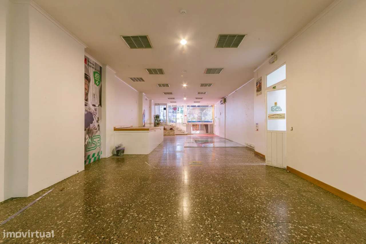 VENDE-SE IMÓVEL - LOJA, ARMAZÉM E GARAGEM NA PENHA DE FRANÇA, LISBOA - Grande imagem: 3/26