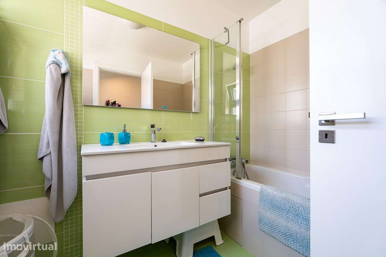 ** Moderna Moradia T4 c/ piscina e rooftop no condomínio privado "Vill-51