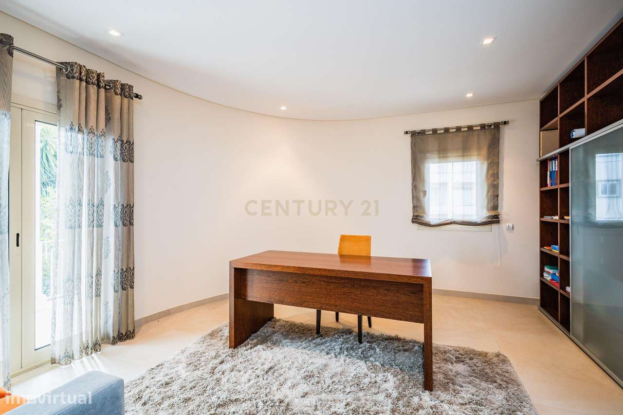 Moradia Exclusiva com Piscina, Jardim e Áreas Amplas-18