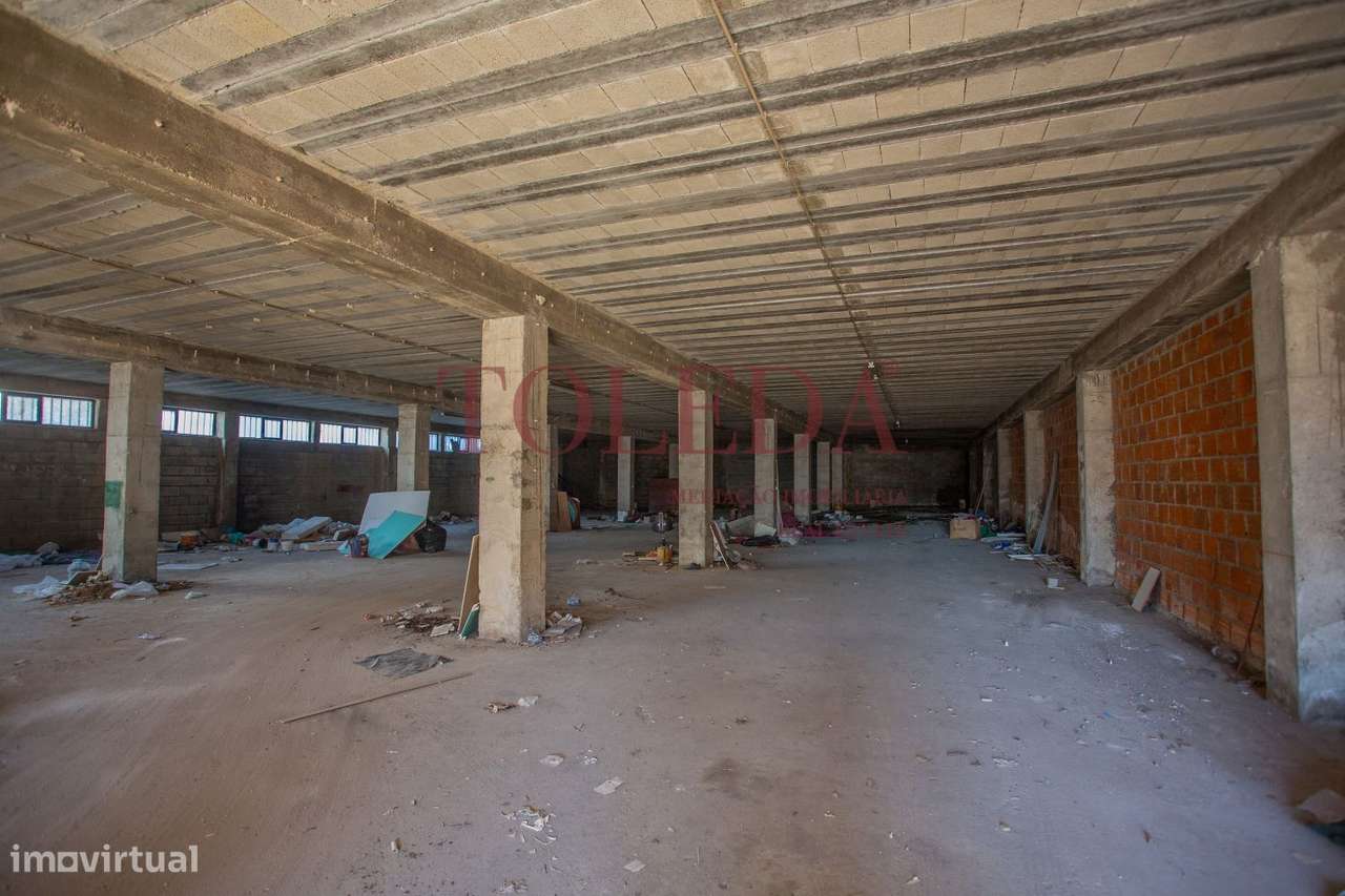 Armazém com 700m2 em zona Industrial-14