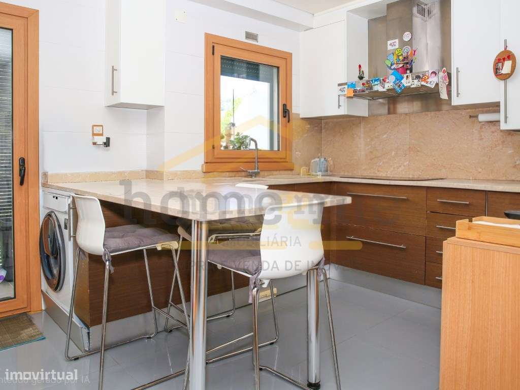 Fantástico Apartamento T3 com box e generosas áreas-4