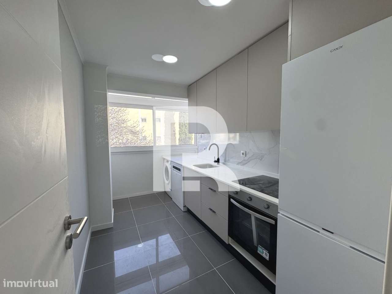 Apartamento T2 remodelado com varanda na Damaia - Grande imagem: 5/21