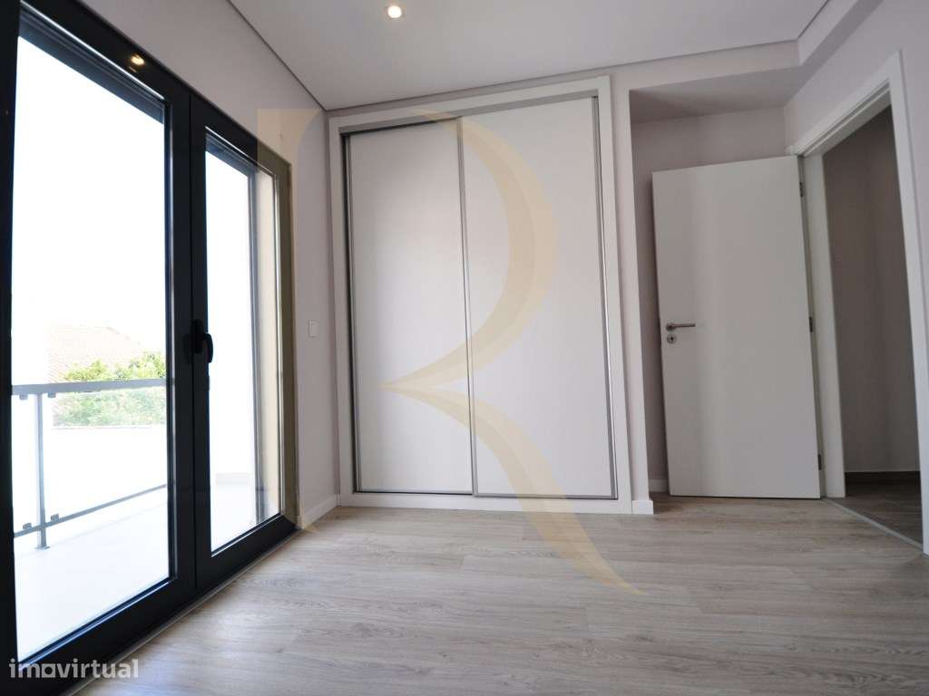 Moradia geminada nova T3 com garagem e terraço na Quinta do Conde-16