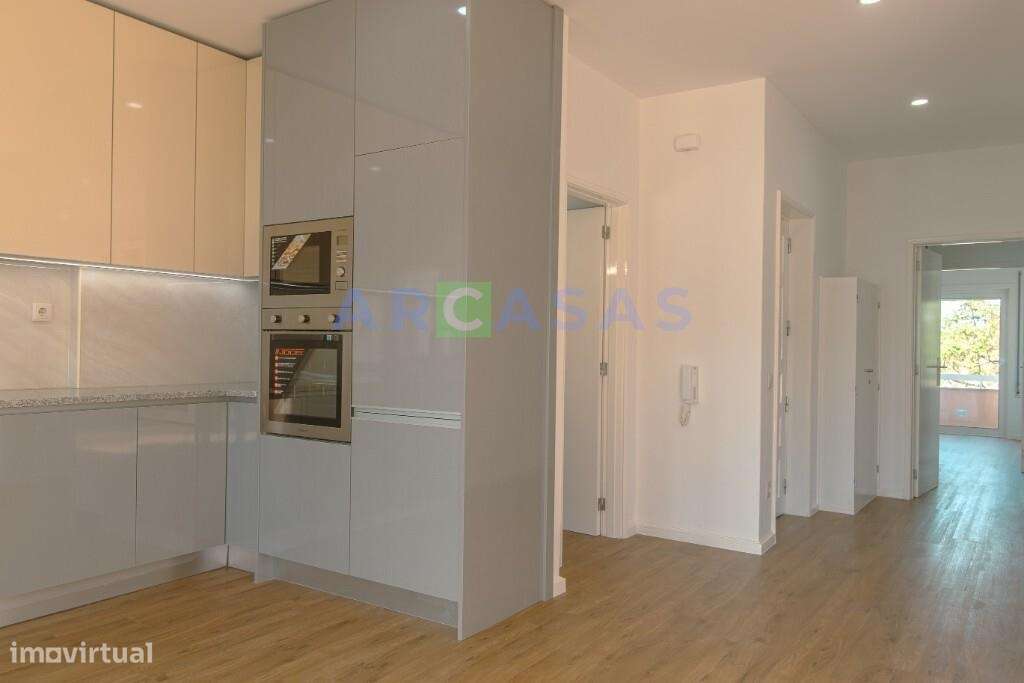 Apartamento T3 com garagem e varandas em Águas Santas, Maia-7