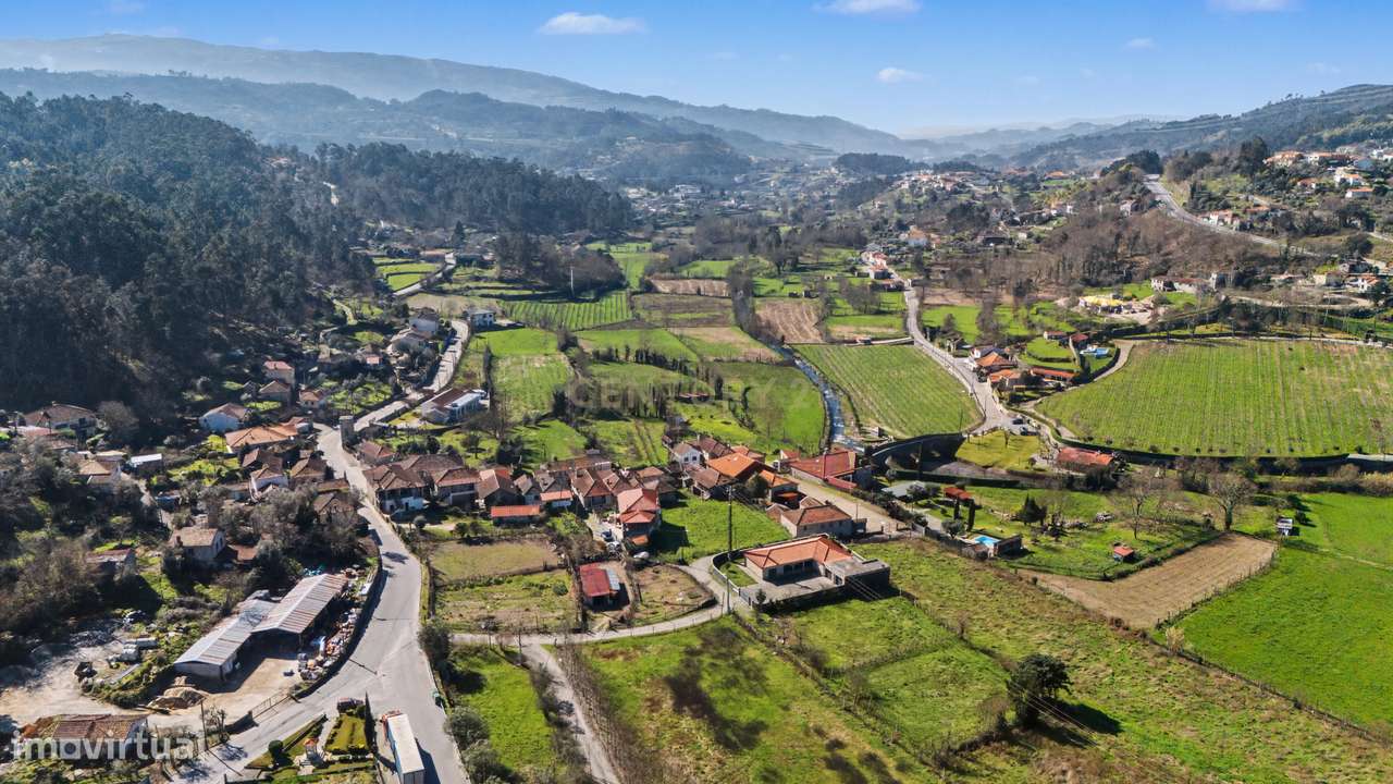 Moradia em pedra para reconstrução com projeto hoteleiro aprovado em A-2