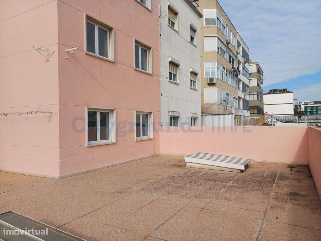 Excelente prédio renovado, de 10 fracções, em Benfica-27